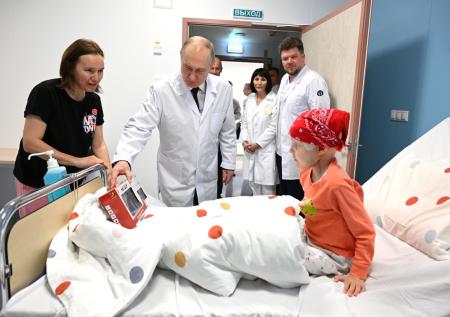 Ребенок спрятался под одеяло при виде Путина