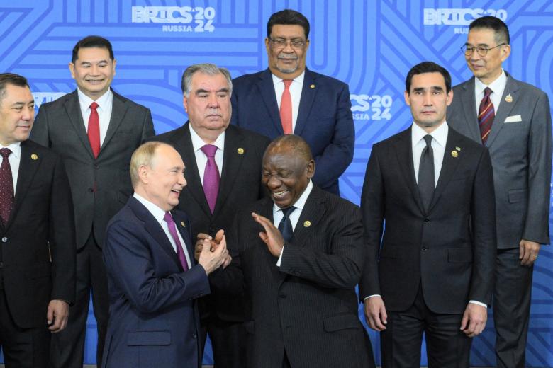Владимир Путин и президент ЮАР Сирил Рамафоза (справа в первом ряду) на церемонии совместного фотографирования лидеров БРИКС в рамках XVI саммита БРИКС в Казани
