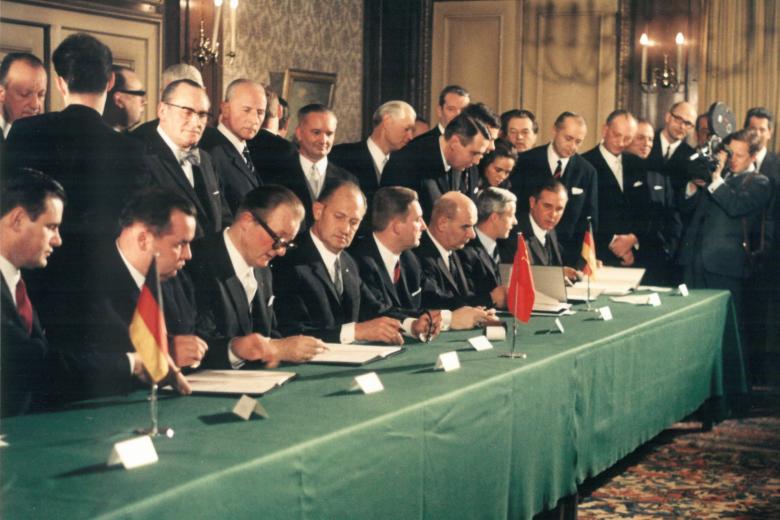 1 февраля 1970 года, город Эссен (Германия), конференц-зал отеля «Кайзерхоф». Подписание первого контракта на поставки природного газа из СССР в ФРГ