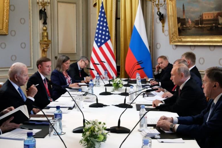 Первые кадры с расширенных переговоров президентов России и США Владимира Путина и Джо Байдена