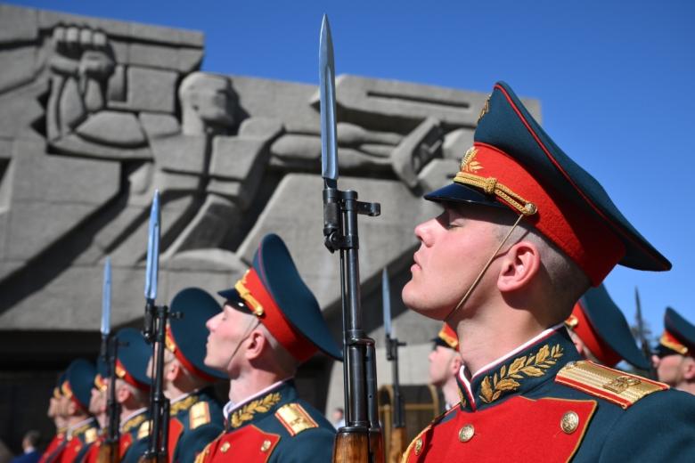 Участники военного парада, посвященного 77-й годовщине победы в ВОВ, возле мемориала обороны Севастополя