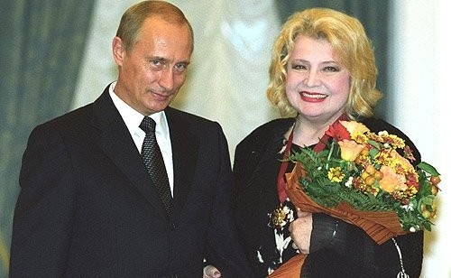 Владимир Путин и Татьяна Доронина. В Екатерининском зале Кремля состоялась церемония вручения государственных наград Российской Федерации, 2003 год