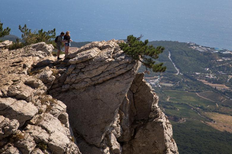 Туристы на плато Ай-Петри в Крыму