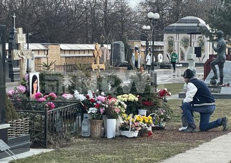Петра Чернышева заметили на могиле Заворотнюк