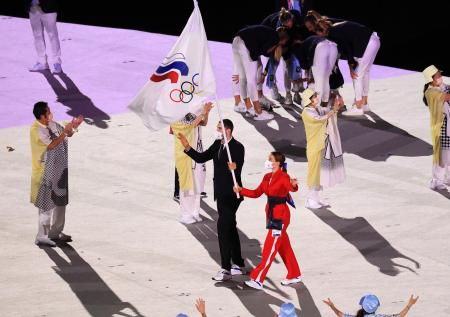 Сборная России вышла на церемонию открытия Олимпиады-2020 с флагом ОКР