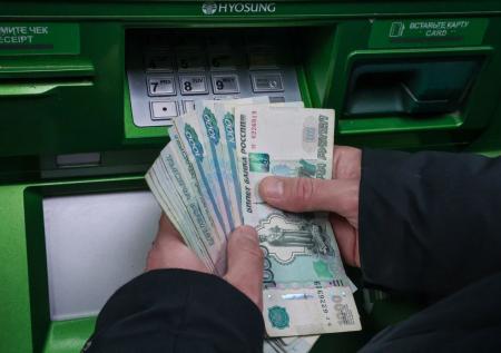 Вы помогаете мошенникам вас ограбить, если делаете это: опасность банкомата