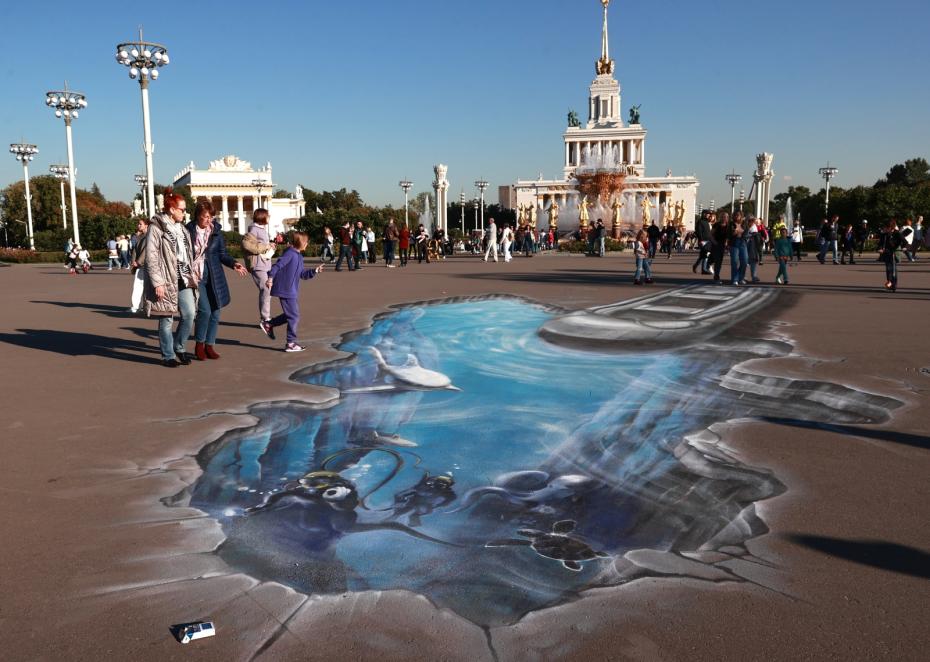 Люди во время праздничных мероприятий на ВДНХ по случаю 875-летия Москвы