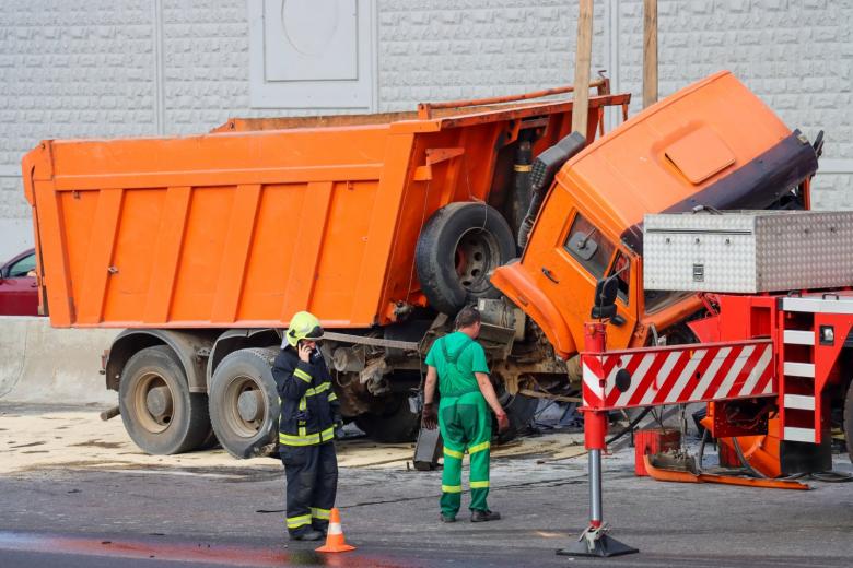 Ликвидация последствий ДТП трех автомобилей на МКАД