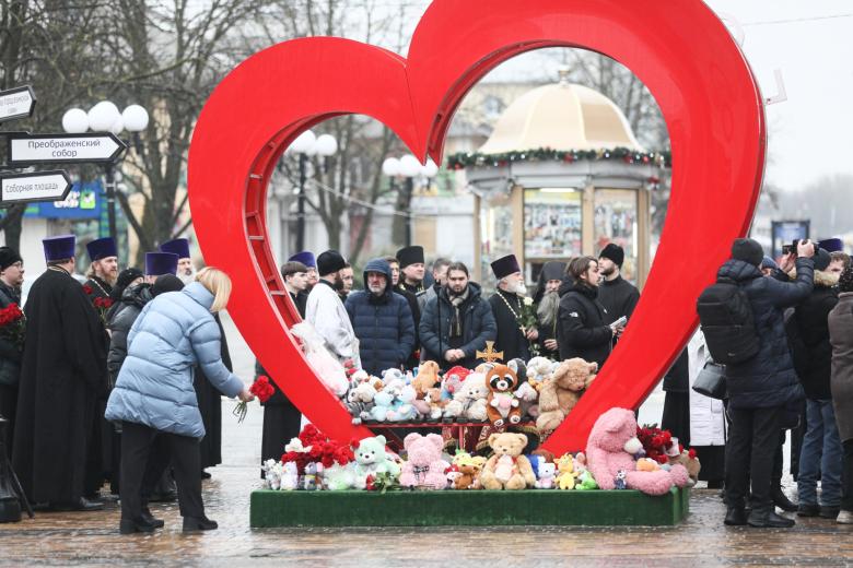Белгород. Горожане у монумента «Раненое сердце Белгорода» во время молебна в память о погибших при обстреле Белгорода 30 декабря