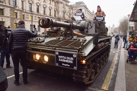 В Лондоне протестующие разъезжали на танках