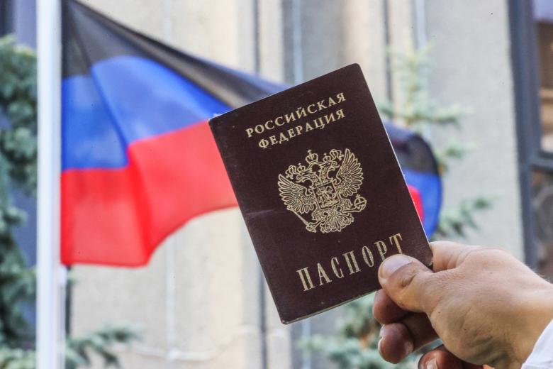 Паспорт гражданина России на фоне флага Донецкой народной республики