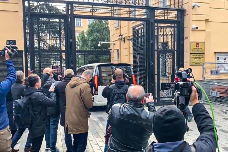 Прибытие делегации России в генеральное консульство РФ в Стамбуле