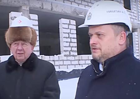 Новгородский глава объяснил, почему ветеран надел каску поверх шапки