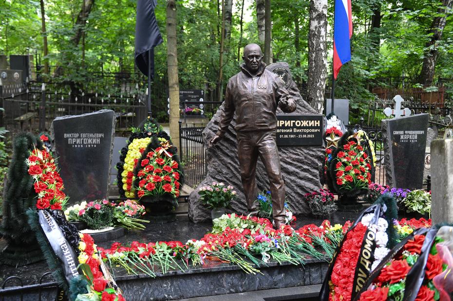 Могила и памятник Евгению Пригожину на Пороховском кладбище в Санкт-Петербурге