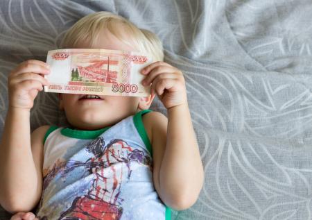 Психолог посоветовал не поощрять детей деньгами за хорошие оценки