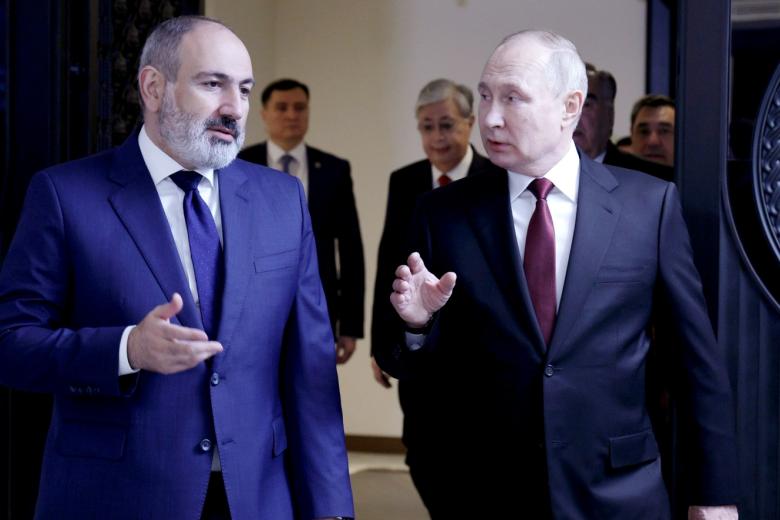 Никол Пашинян и Владимир Путин перед началом заседания Совета коллективной безопасности ОДКБ в узком составе, 23 ноября 2022 года