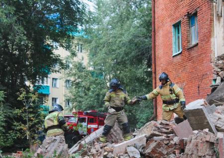 В Омске разобрали завал на месте обрушения стены жилого дома 