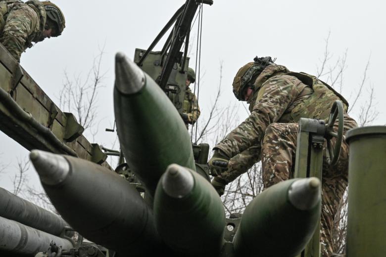 Зарядка реактивной системы залпового огня «Ураган» ВС РФ