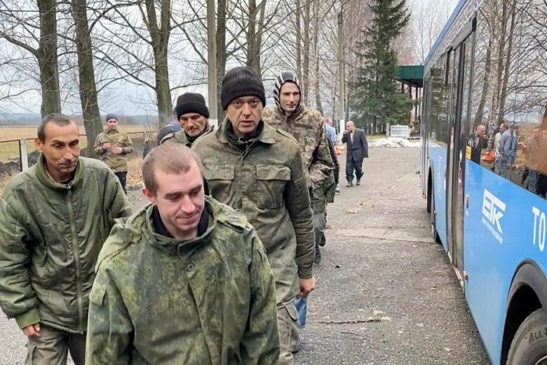 Российские военнослужащие, возвращенные из плена