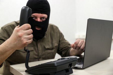 Эксперт рассказал, как распознать мошенника в голосе знакомого