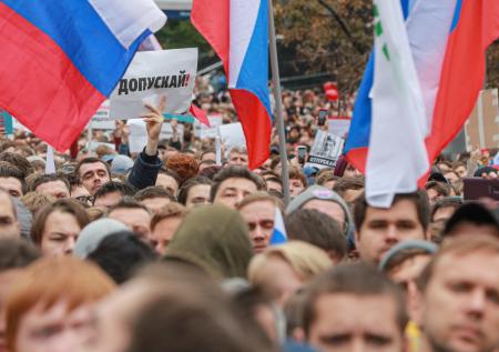 СКР выпустил спецрепортаж о митингах в Москве