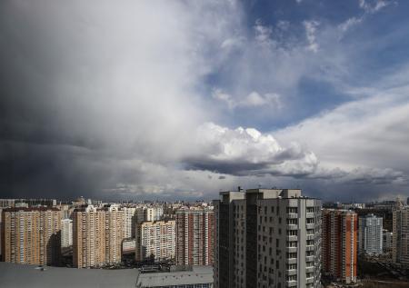 Штормовое предупреждение объявили в Москве из-за жары