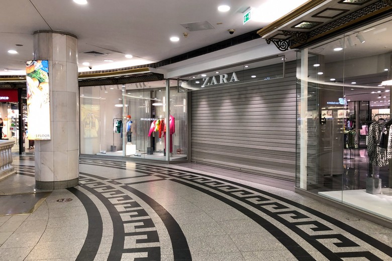 Временно закрытый магазин одежды Zara в ТЦ «Охотный ряд»