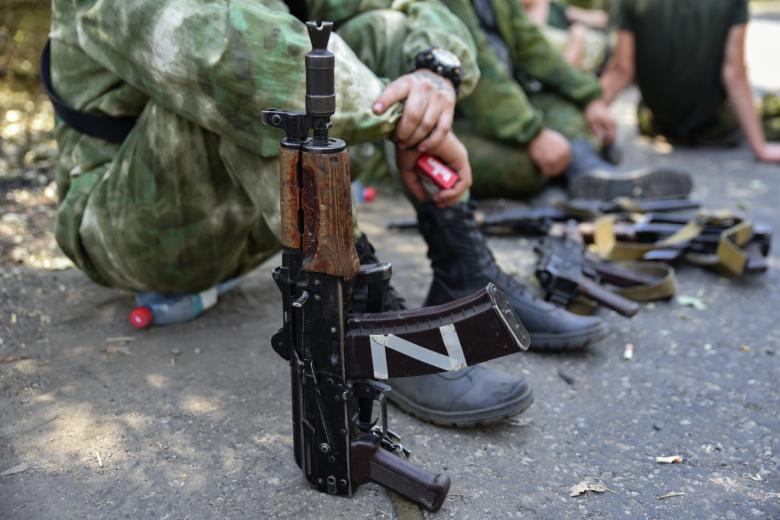 Автомат АКМ военнослужащего отдельного батальона оперативно-боевого тактического формирования ДНР