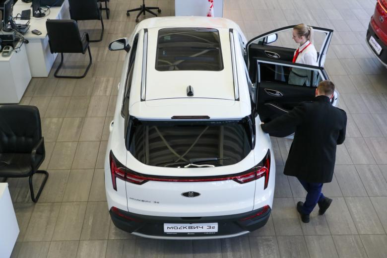 Автомобиль «Москвич-3» в салоне дилерского центра «Рольф»