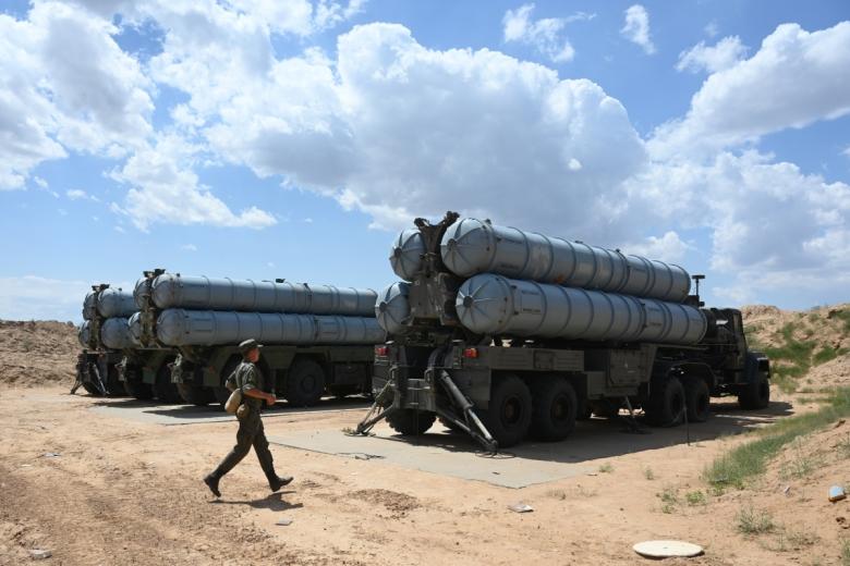 Расчеты зенитных ракетных комплексов (ЗРК) С-300