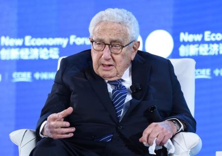 Киссинджер призвал урегулировать конфликт на Украине путем переговоров