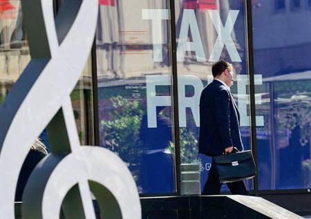 Мантуров назвал объём покупок с помощью tax free