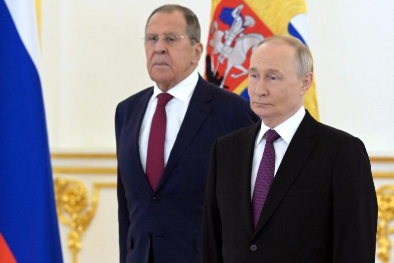 Владимир Путин с министром иностранных дел Сергеем Лавровым на церемонии вручения верительных грамот