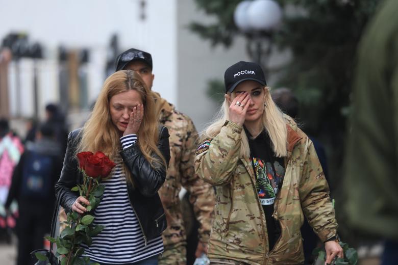Церемония прощания с погибшим военным корреспондентом Первого канала Анной Прокофьевой в траурном зале Троекуровского кладбища