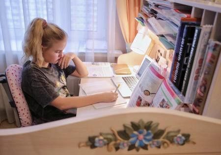 «Обкрадывание детей»: психолог о минусах продления санитарных мер в школах