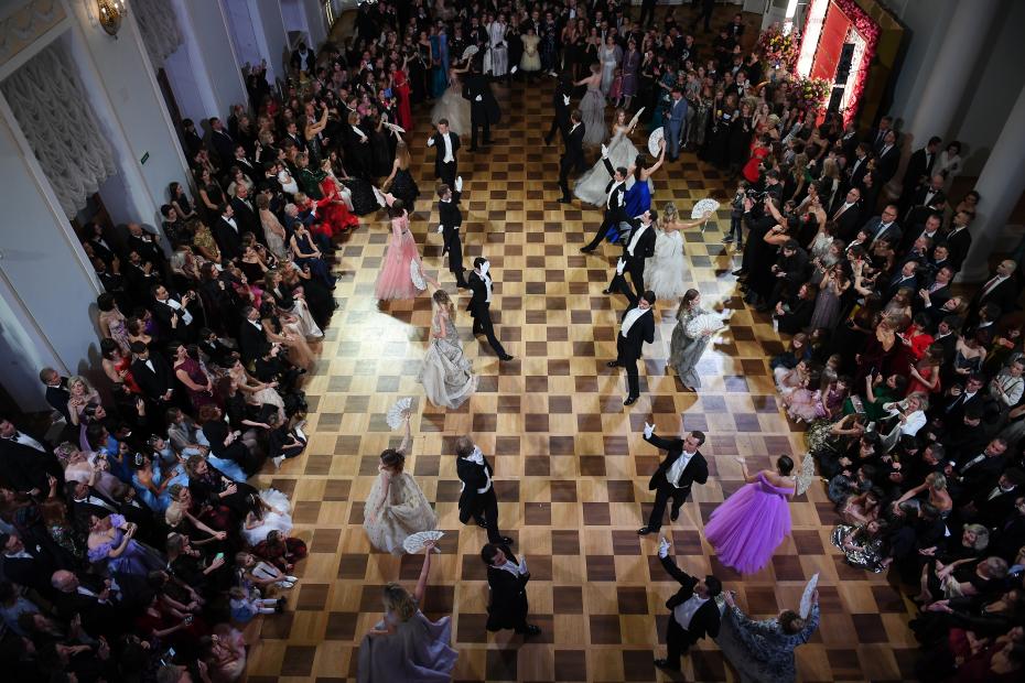 Участники во время бала дебютанток журнала Tatler в Колонном зале Дома союзов в Москве