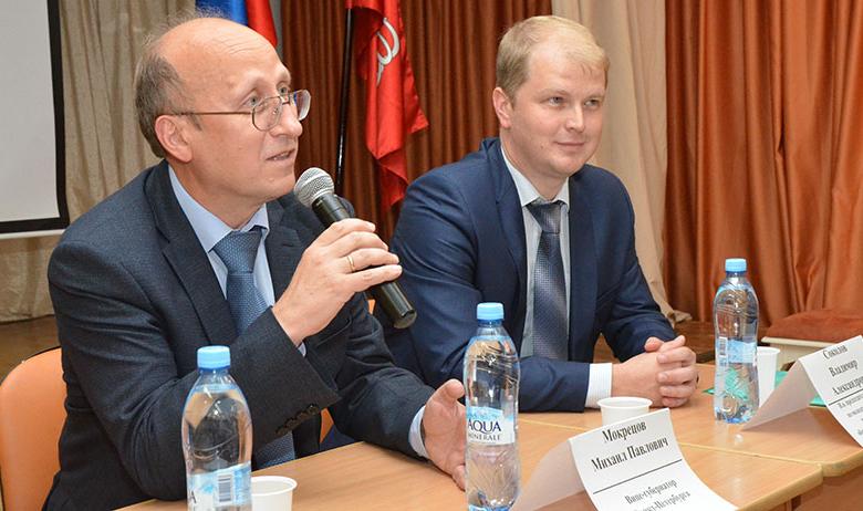 Вице-губернатор Санкт-Петербурга Михаил Мокрецов (слева)