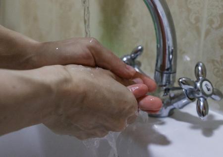 Жители Приморья пожаловались на почерневшие от воды из-под крана руки