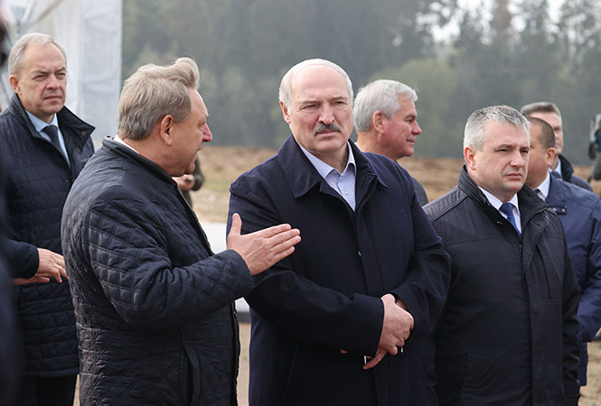 Александр Лукашенко (в центре)