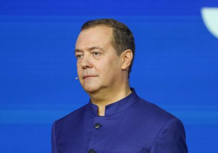 Медведев предложил провести депаразитизацию Украины