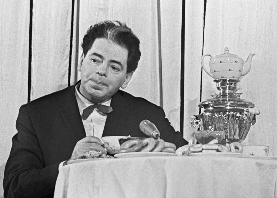 Аркадий Райкин во время выступления, 1964 год