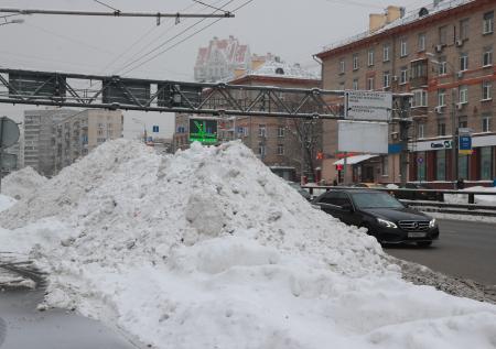 Дорожный патруль в Москве вызволил из снежного плена более 100 машин