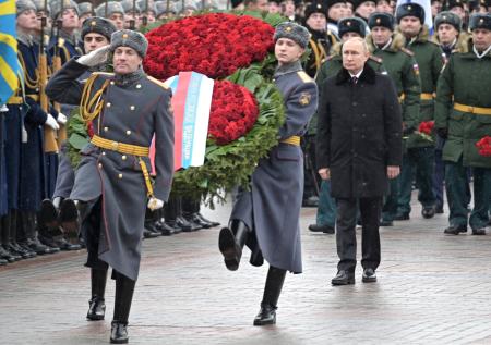 Путин возложил венок к Могиле Неизвестного Солдата в Москве