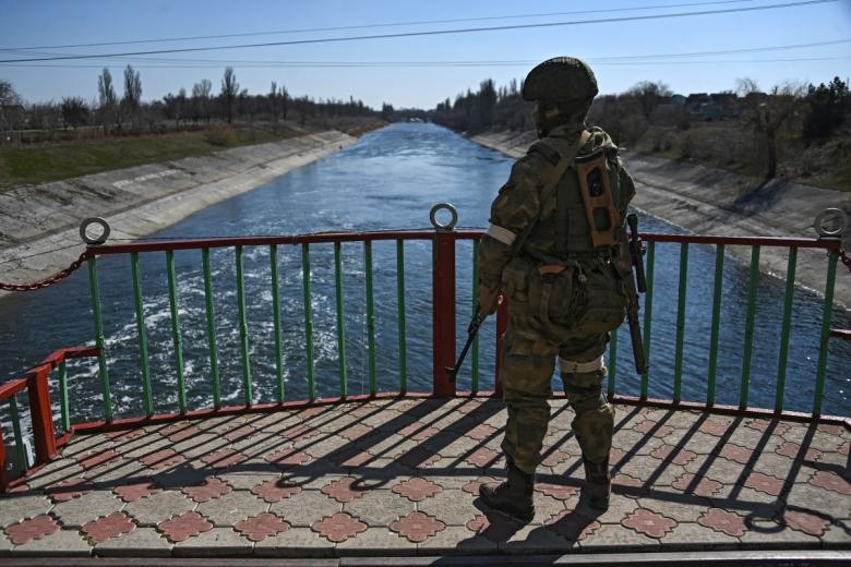 Военнослужащий ВС РФ на дамбе Северо-Крымского канала в Херсонской области. Северо-Крымский канал берет свое начало от водохранилища Каховской ГЭС