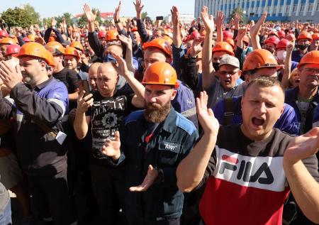 Мэр Гродно вышел к протестующим