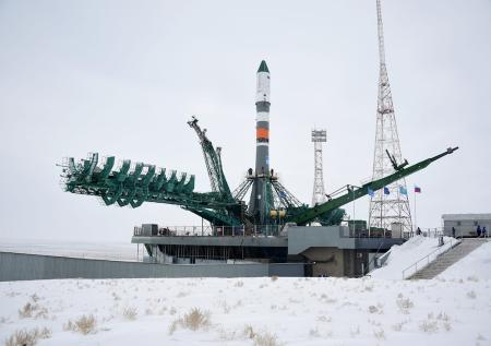 Ракету-носитель «Союз-2.1б» установили на стартовый стол на Байконуре