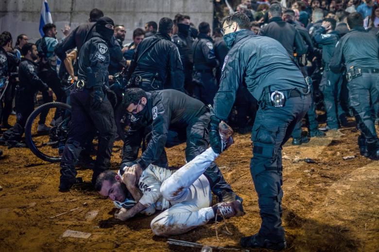 Израильская полиция арестовывает протестующих во время массовой антиправительственной акции протеста