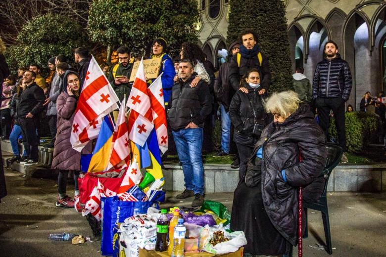 Участники акции протеста против законопроекта об иноагентах у здания парламента Грузии