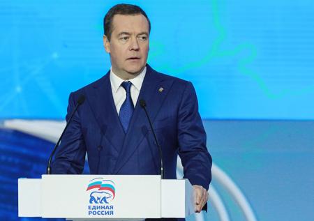 Медведев поручил решить вопрос с универсальной связью в Крыму
