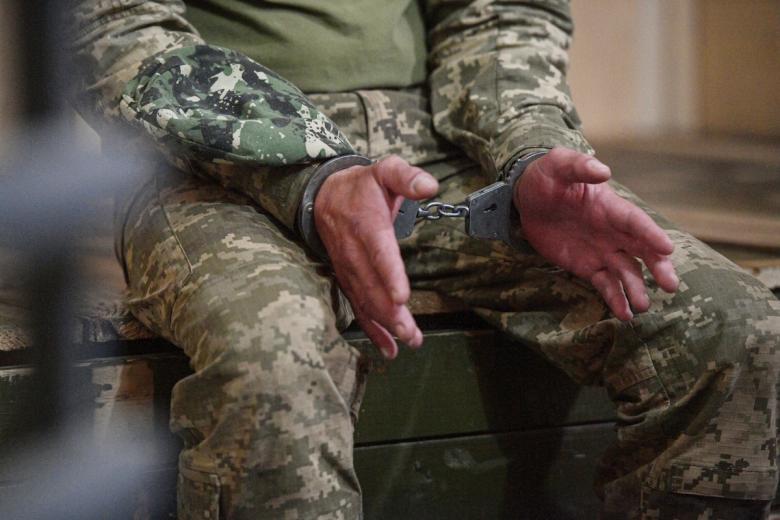 Наручники на руках украинского военнопленного